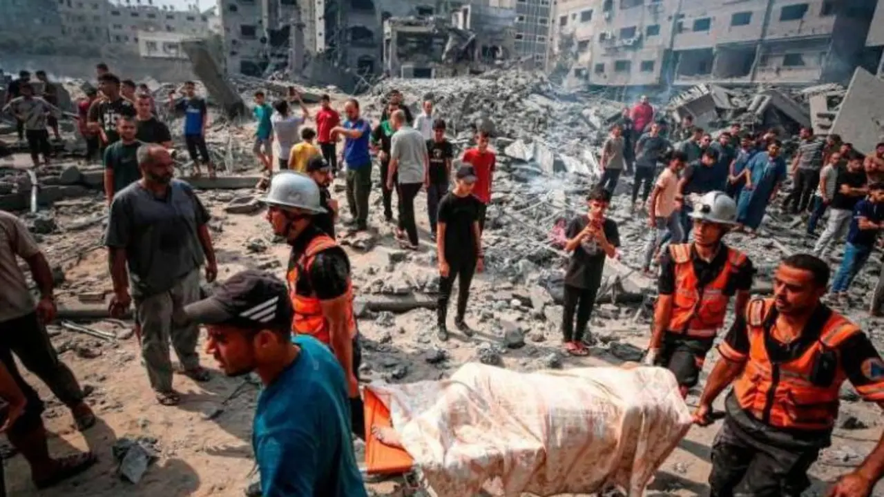 Traslado de muertos en Gaza tras un bombardeo de Israel. / RR SS.