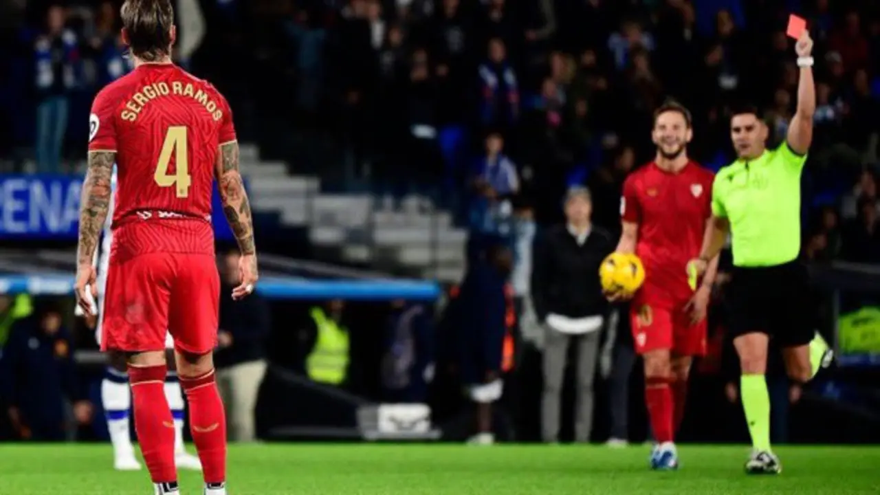 Sergio Ramos, jugador del Sevilla recibe tarjeta roja. / RR.SS