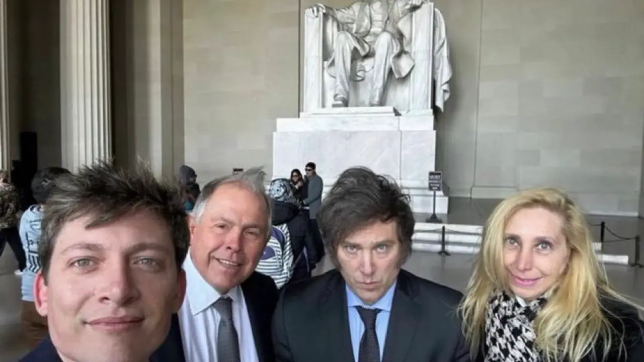 Javier y Karina Milei en el Lincoln Memorial, Washington D.C., EE UU. / RR.SS.