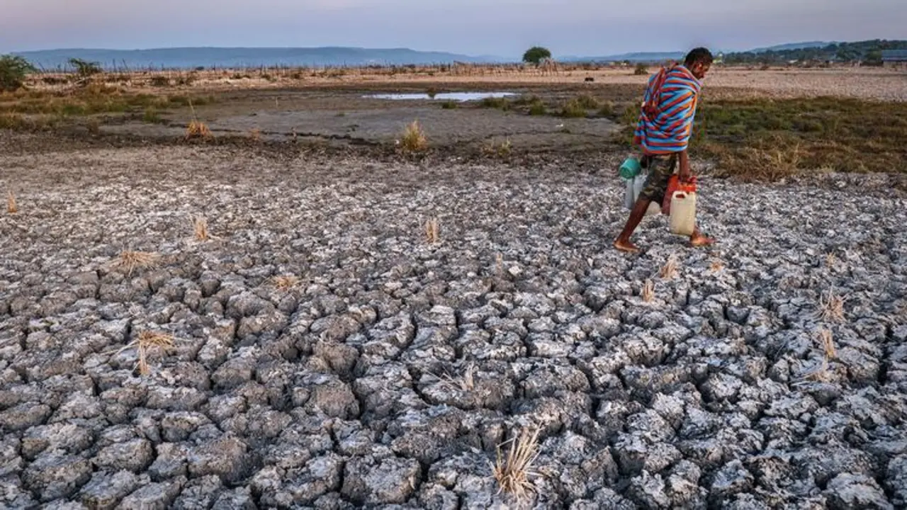Un hombre cruza tierras de cultivo resecas en la provincia de Nusa Tenggara Oriental, Indonesia. / UNICEF.