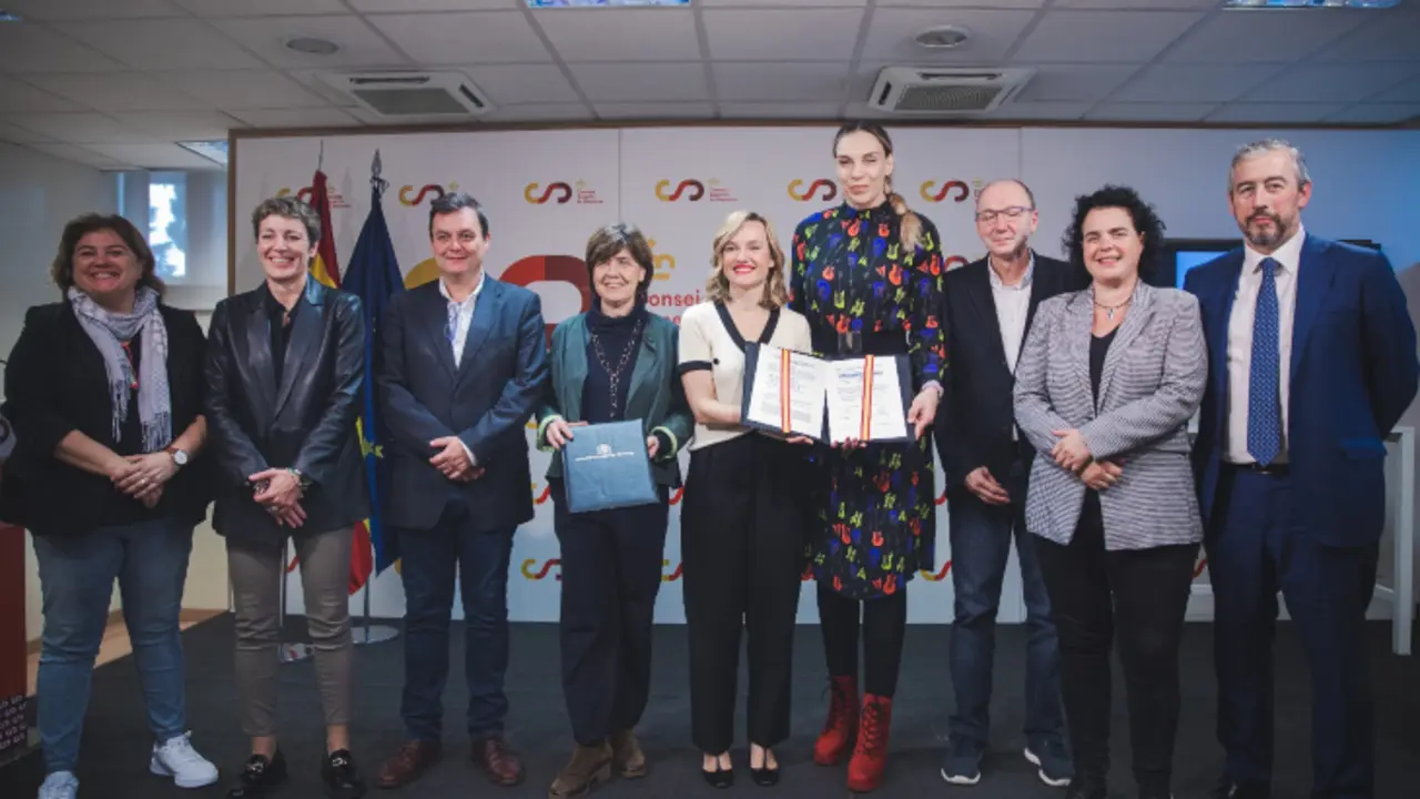 Pilar Alegr&iacute;a y representantes de la Liga Femenina y la Asociaci&oacute;n de Jugadoras de Baloncesto. / Ministerio de Educaci&oacute;n y Deportes