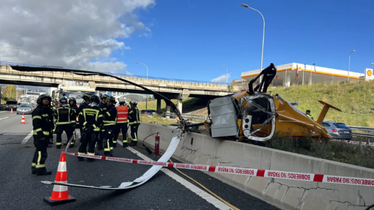 Helic&oacute;ptero accidentado en Madrid. / X @EmergenciasMad