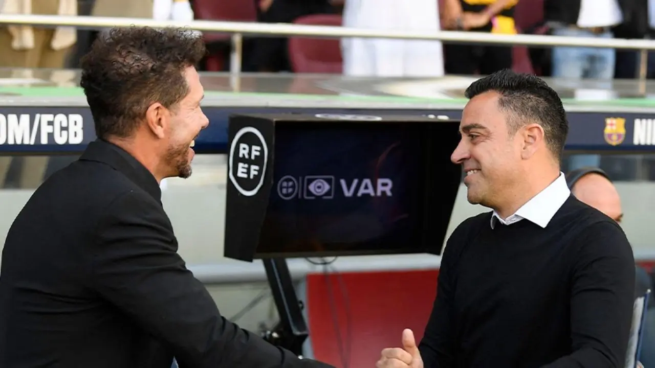 Cholo Simeone salud&aacute;ndose con Xavi Hern&aacute;ndez. / @Twitter