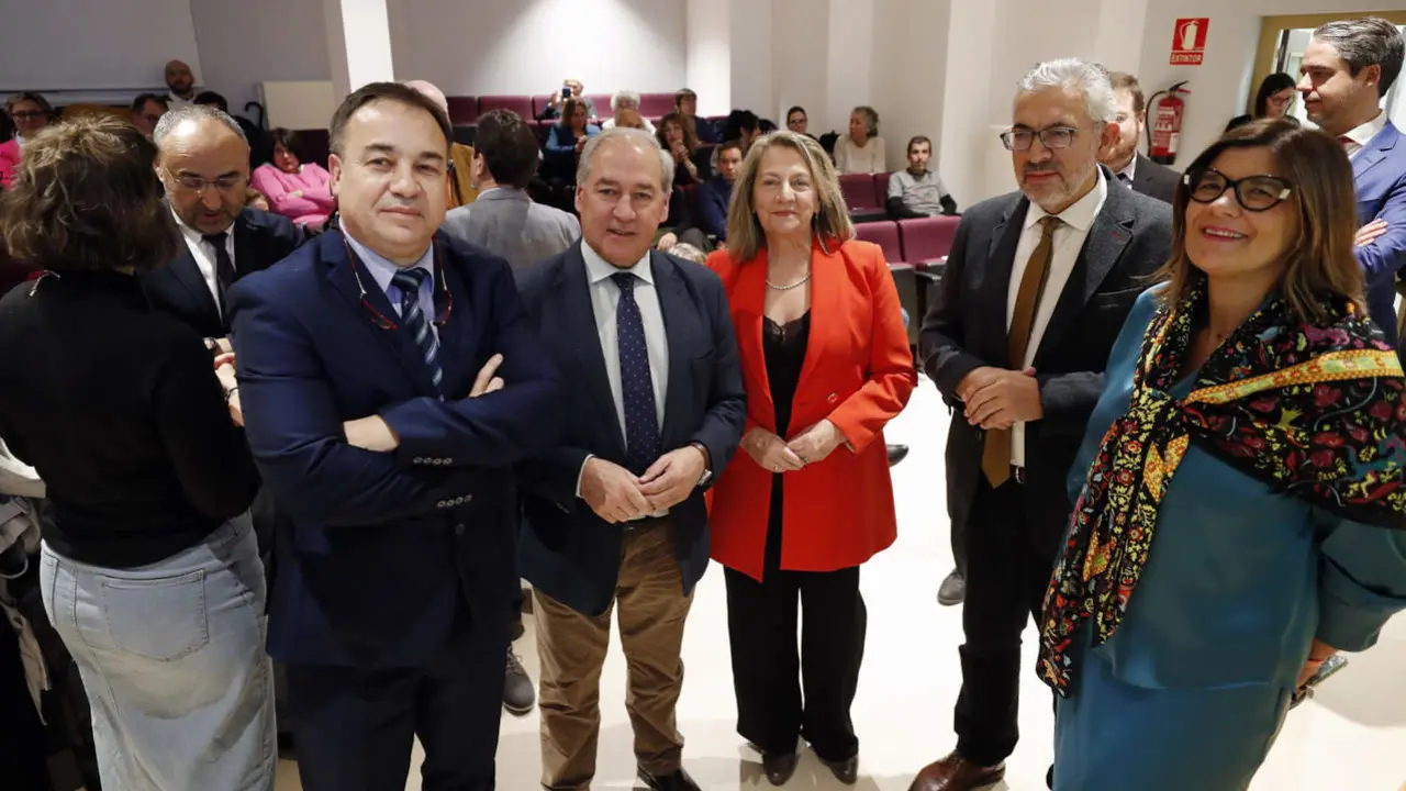 Alfonso Á. Riveiro, José Tomé, Amelia Pérez, Miguel Fernández y Ana Traseira, en la UNED. / Sebas Senande en El Progreso