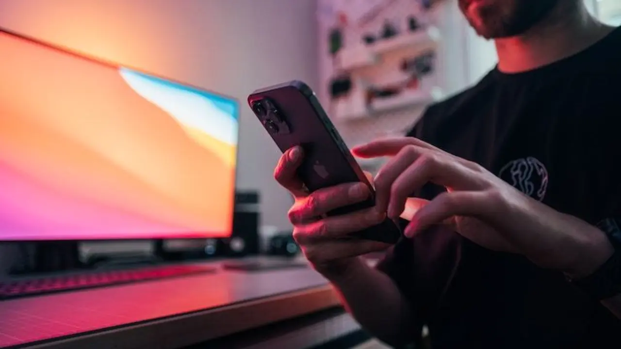 Hombre mirando un móvil. / Jonas Leupe en Unsplash