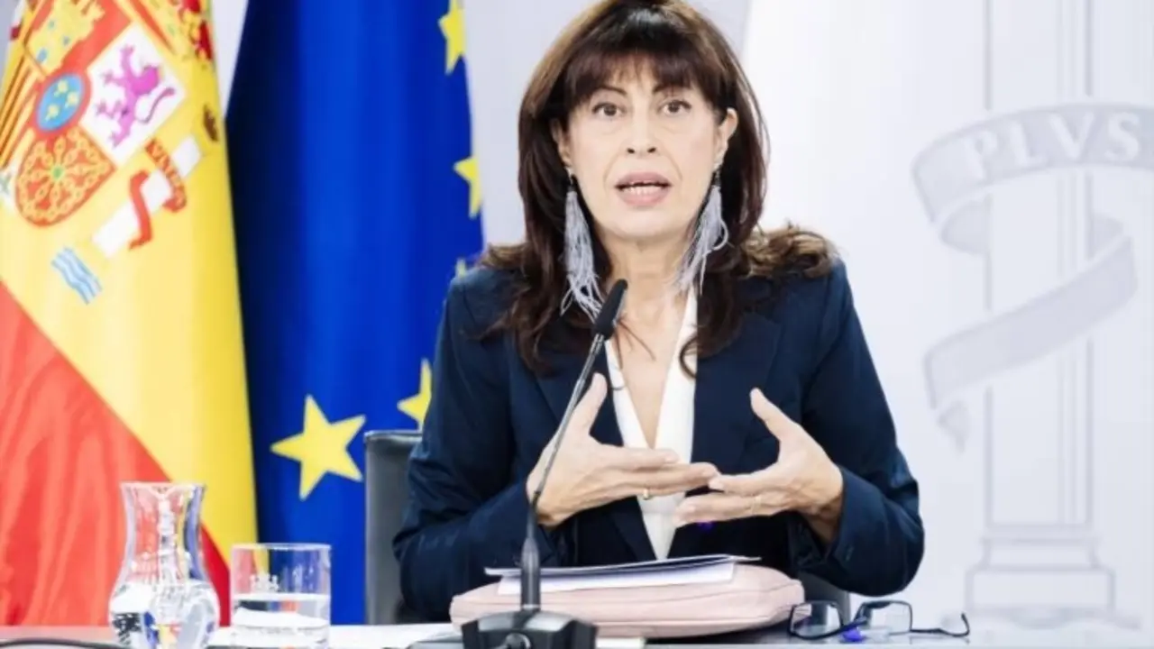 La ministra de Igualdad, Ana Redondo, durante la rueda de prensa posterior a la reuni&oacute;n del Consejo de Ministros, este martes, en el complejo del Palacio de La Moncloa. / Mundiario