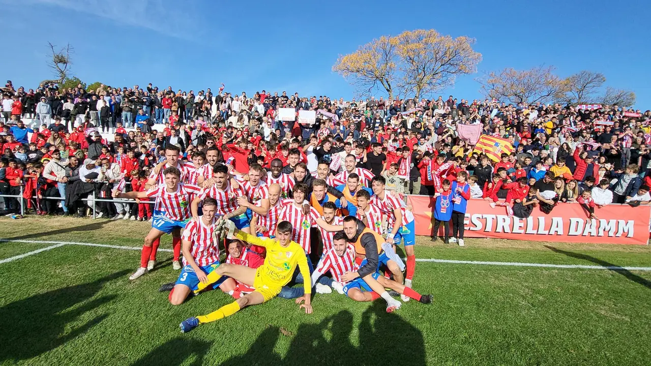 Jugadores del Barbastro con su aficci&oacute;n. / @Twitter