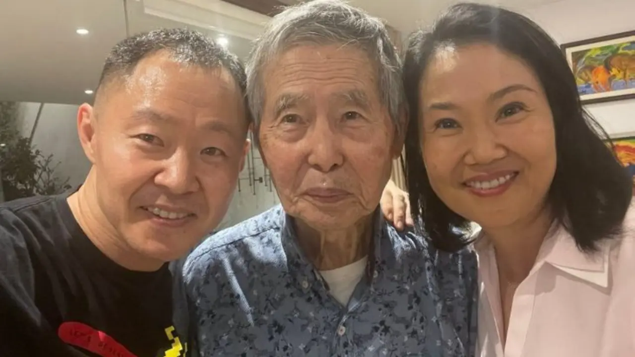 Alberto Fujimori, expresidente de Per&uacute;, junto a sus hijos Kenji y Keiko. / X.