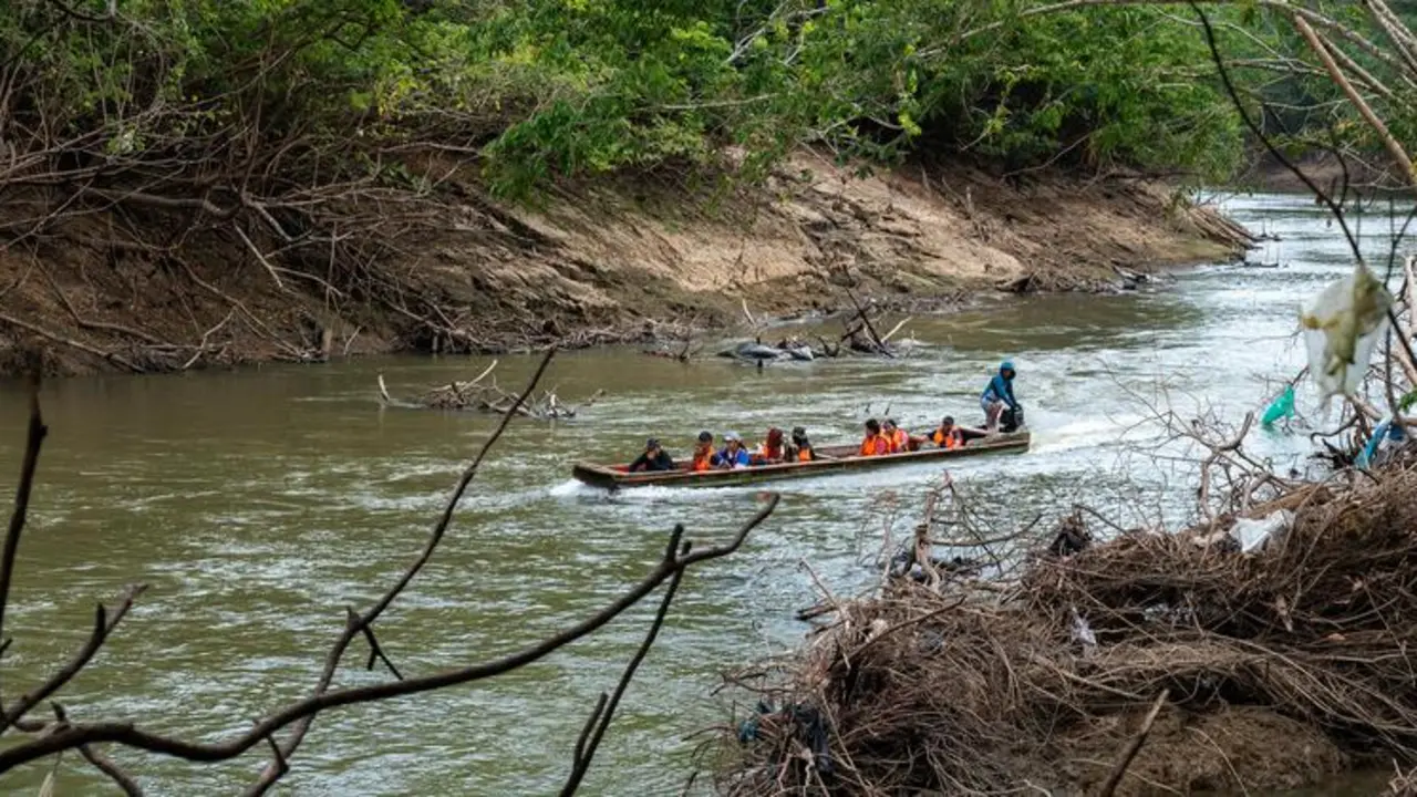 Ni&ntilde;os migrantes cruzan un r&iacute;o en una embarcaci&oacute;n en Panam&aacute;. / UNICEF.