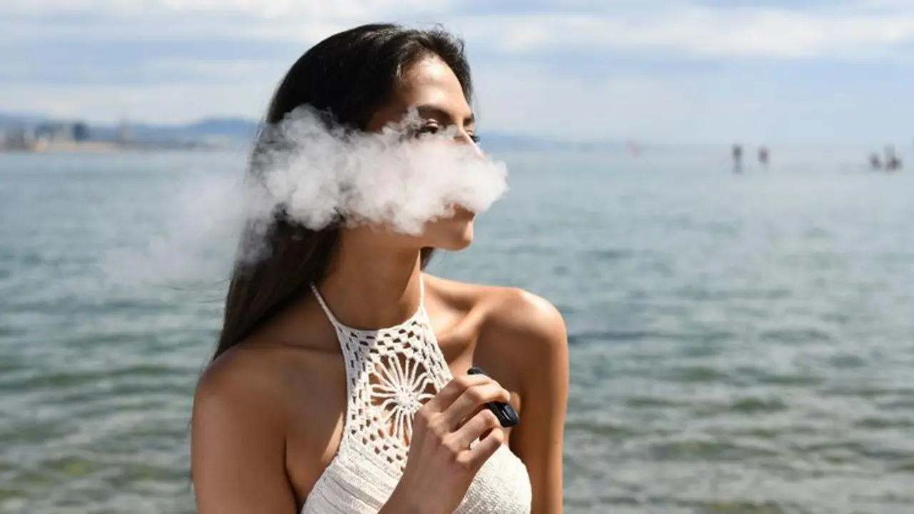 Una mujer fuma un cigarrillo electr&oacute;nico. / Unsplash.