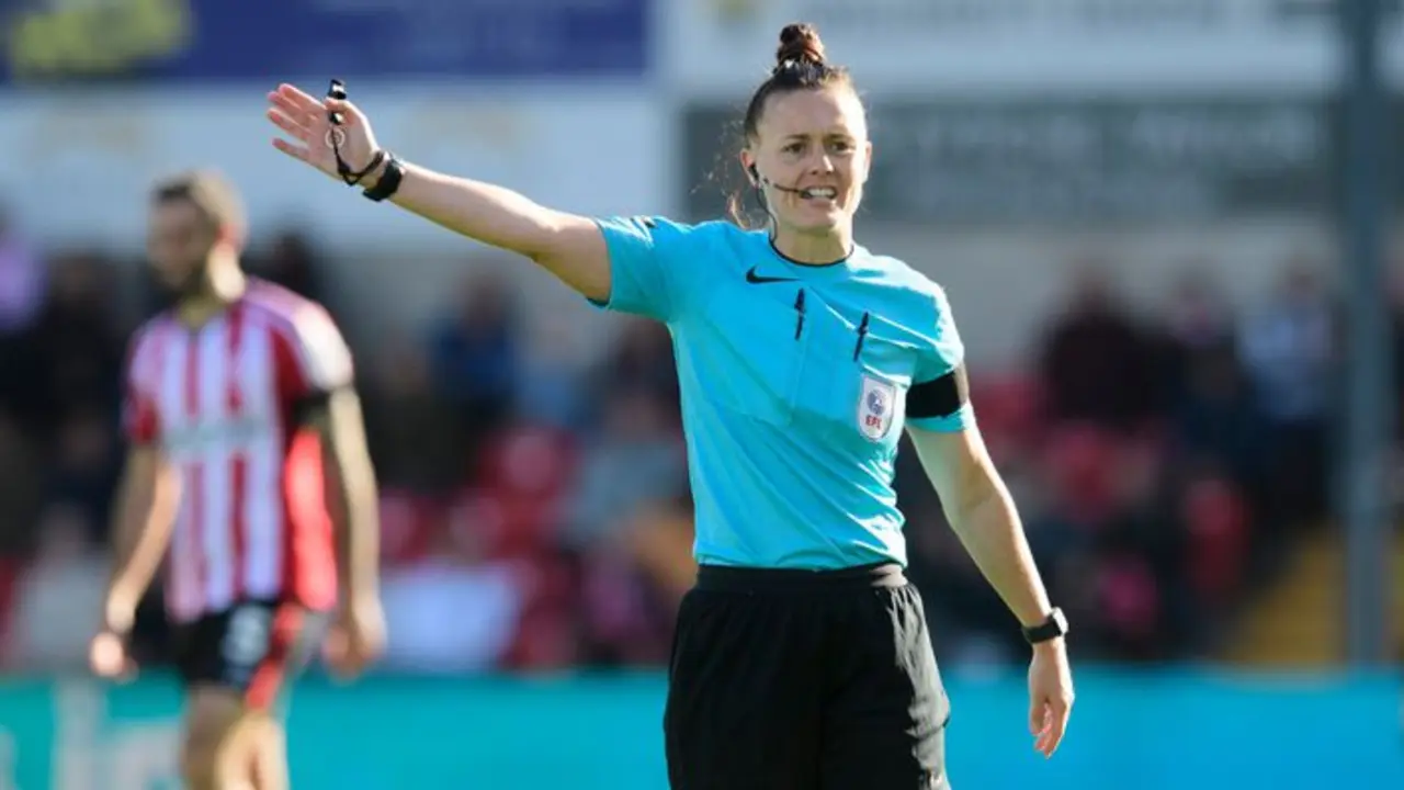 Rebecca Welch, primera mujer en dirigir en la Premier League