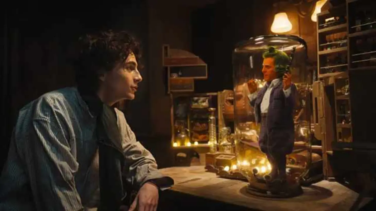 Una escena de Wonka, con Timoth&eacute;e Chalamet y Hugh Grant. / Warner Bros