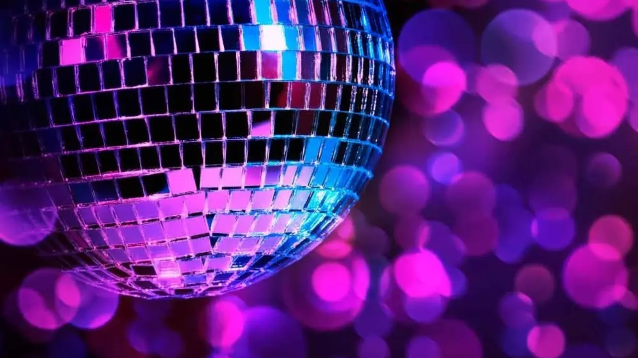 Bola de luces de m&uacute;sica disco./ RR SS