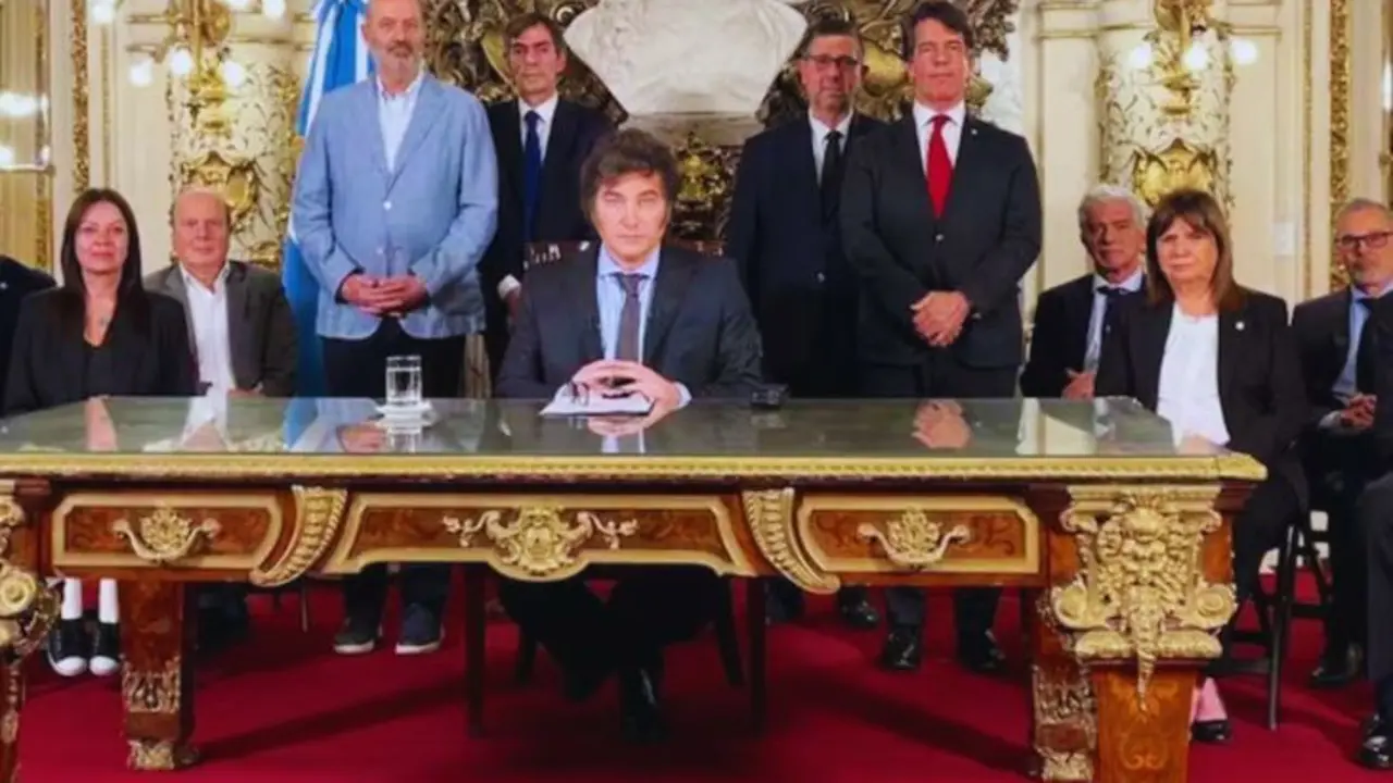 Javier Milei, presidente de Argentina, con su Gabinete anunciando las medidas econ&oacute;micas. / X.
