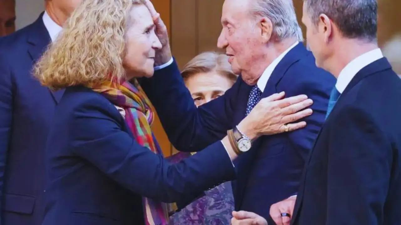 Infanta Elena junto al rey Juan Carlos I. / RR SS.