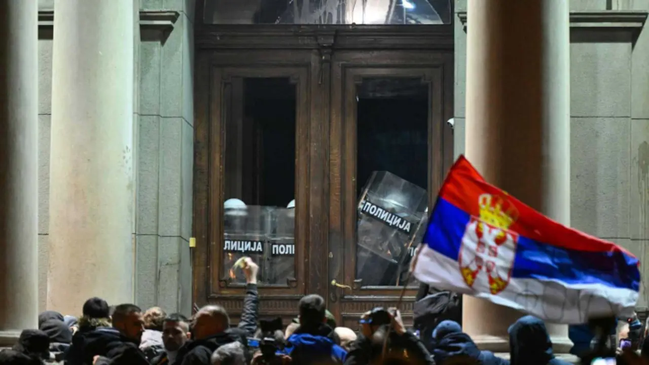 Protestas en el ayuntamiento de Belgrado, Serbia. / RR.SS