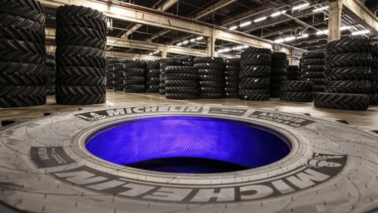 F&aacute;brica de neum&aacute;ticos Michelin. / RR SS.