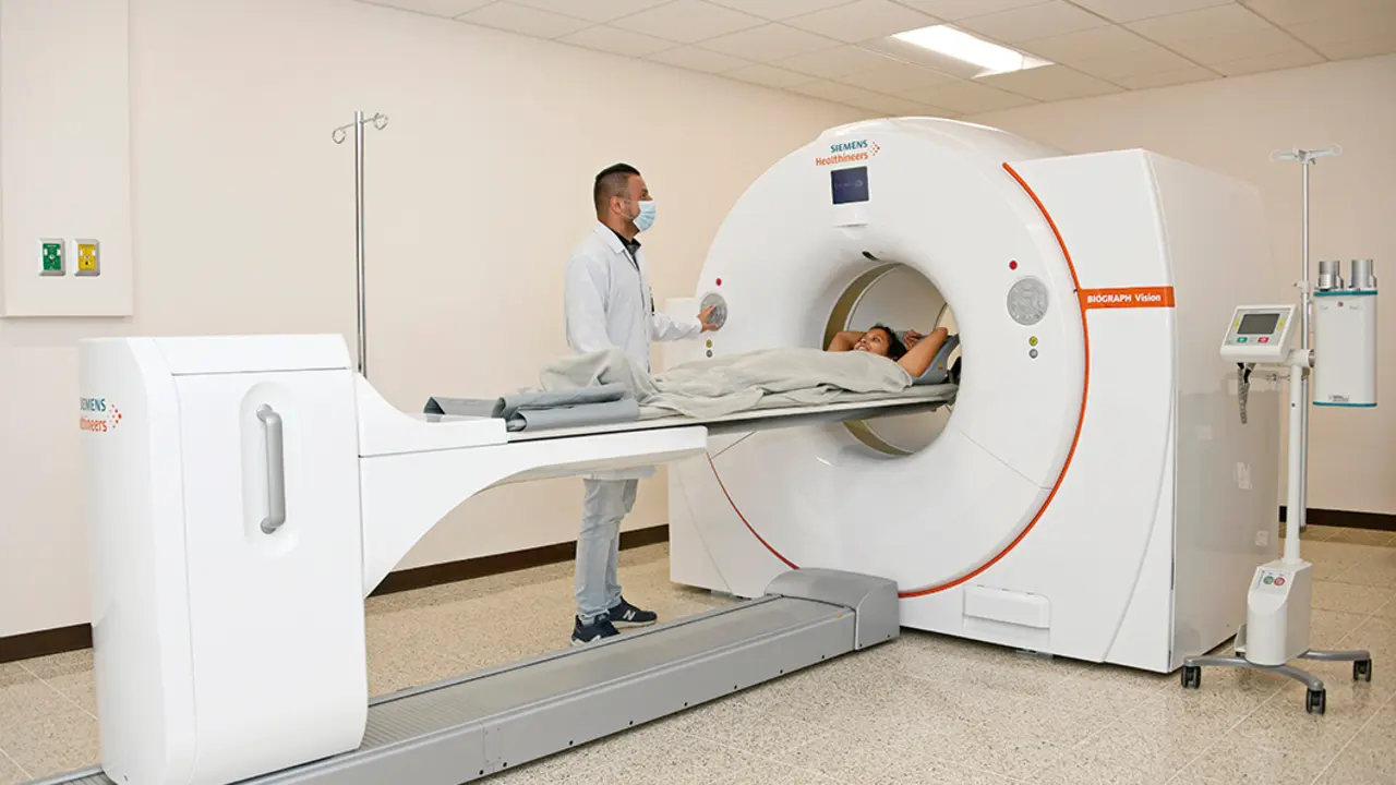 M&eacute;dico atiende a un paciente con c&aacute;ncer. / RR SS.