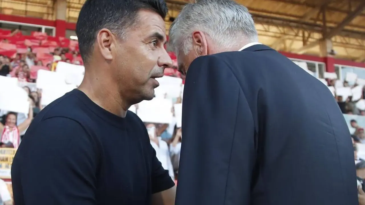 Michel y Ancelotti salud&aacute;ndose antes de un partido. / @Twitter