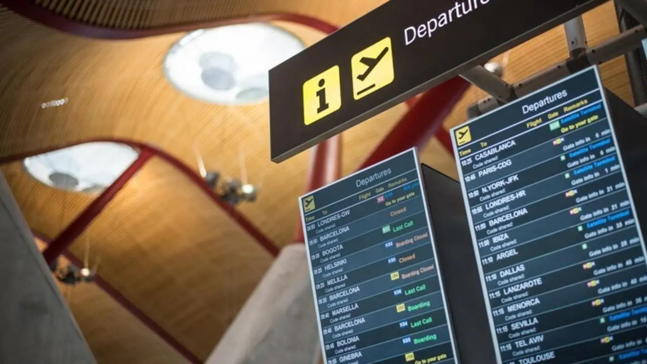 Paneles informativo de vuelos en un aeropuerto. / Mundiario.
