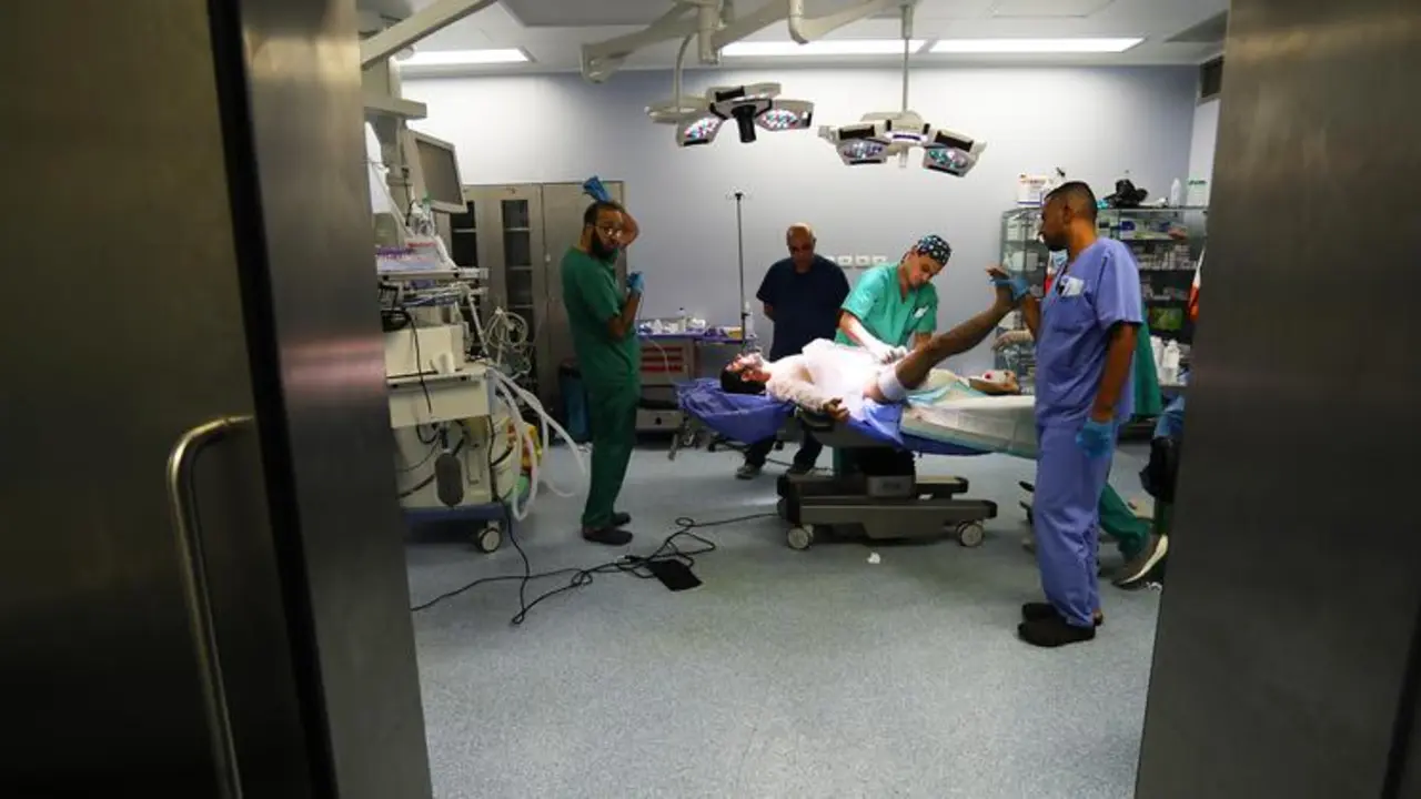 Un hombre es atendido en el hospital Al-Quds en Gaza. / OMS.