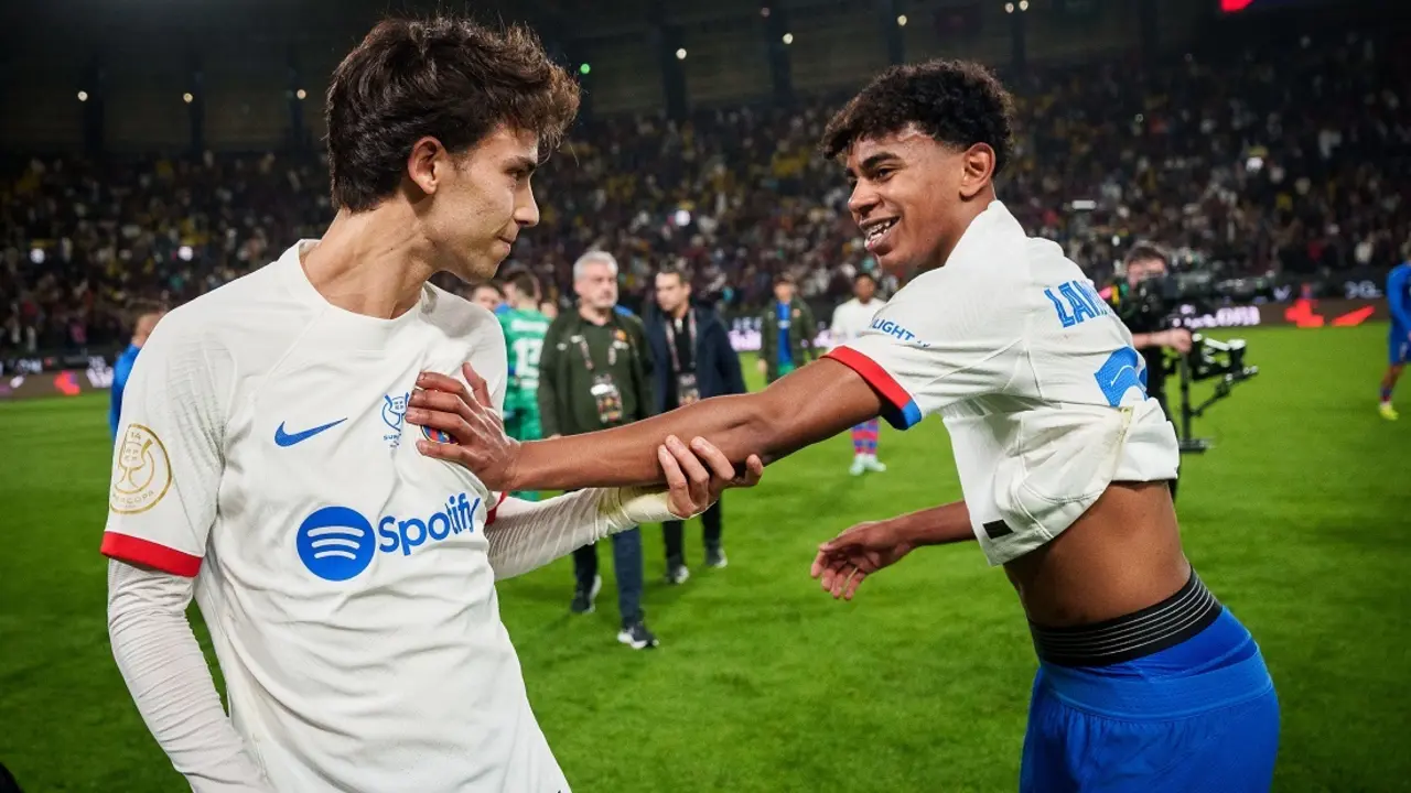 Joao F&eacute;lix y Lamine Jamal celebran al final de la semifinal de la supercopa de Espa&ntilde;a. @FCBarcelona