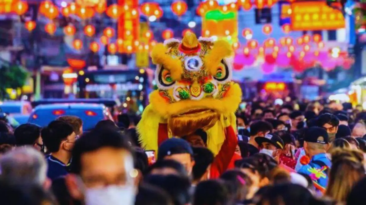Personas en China. / RR SS.