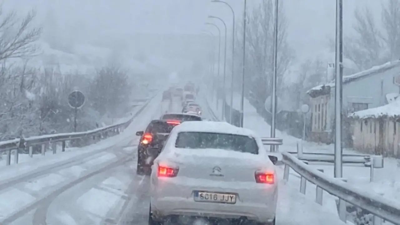 El temporal de nieve ha provocado el colapso de las v&iacute;as. / RR SS.