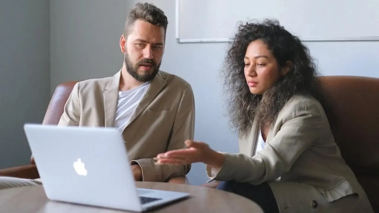 Mujer y hombre autónomos haciendo la contabilidad. / Pexels