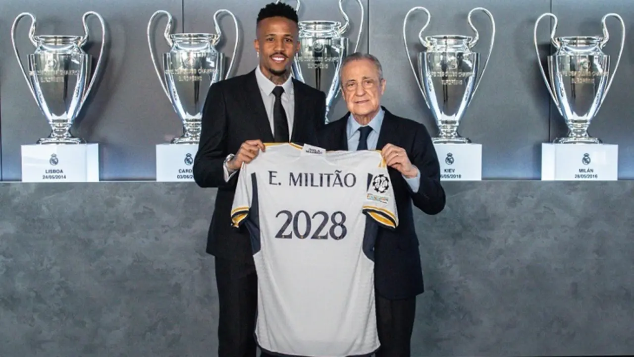 Eder Militao junto al presidente Florentino P&eacute;rez. @realmadrid