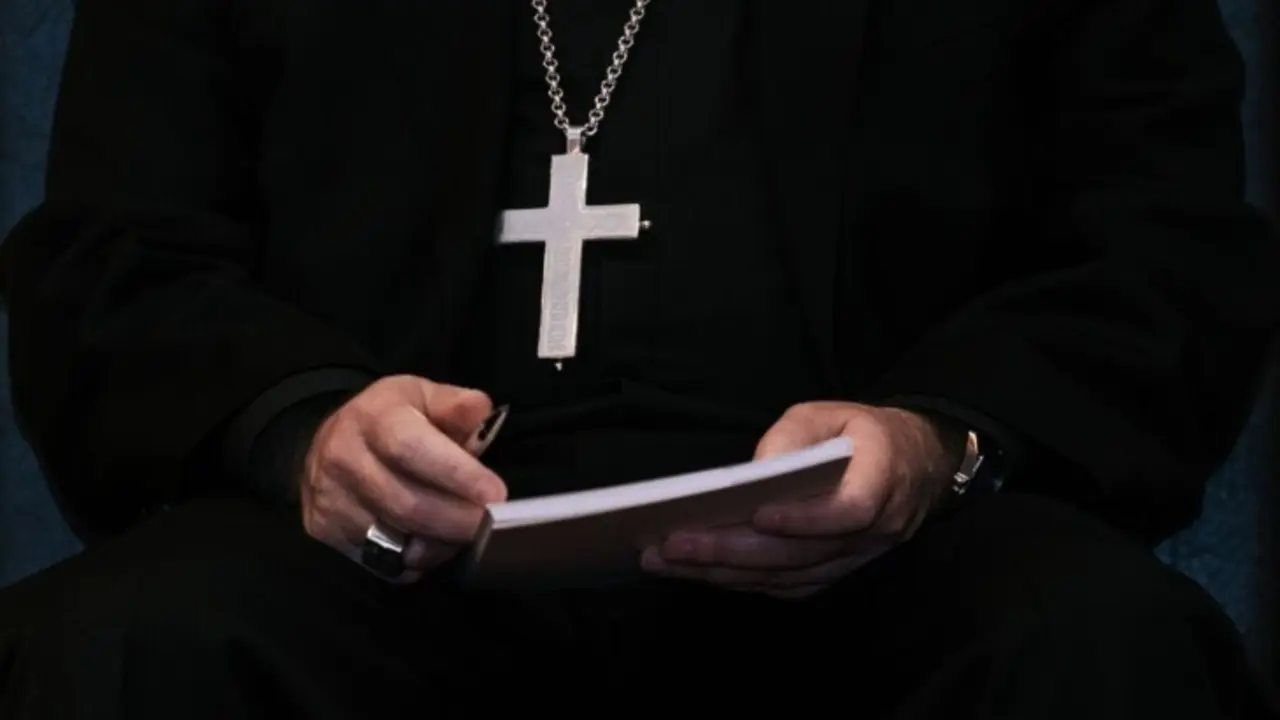 Imagen de un sacerdote. / RR SS.