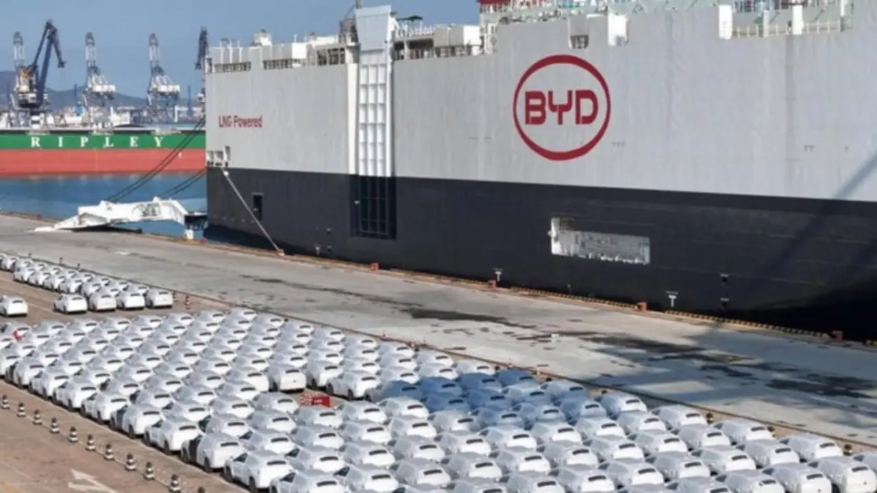 El portacoches de BYD zarpa de China cargado con veh&iacute;culos el&eacute;ctricos. / RR SS.