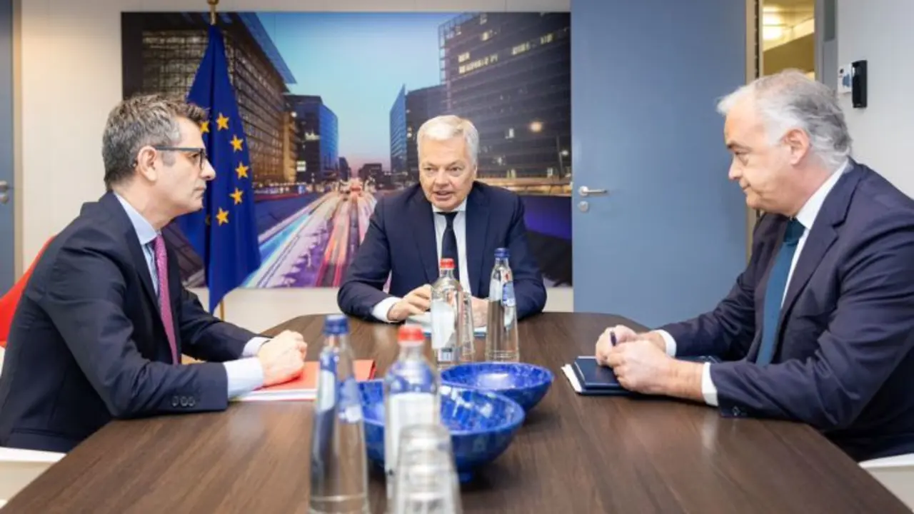 F&eacute;lix Bola&ntilde;os, ministro de Justicia y Presidencia; Didier Reynders, comisario de Justicia de la Comisi&oacute;n Europea; y Esteban Gonz&aacute;lez Pons, vicesecretario del PP. / @felixbolanosg.