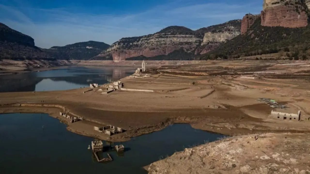 El pantano de Sau a vista de dron, con un 4,74% de agua y todas las edificaciones a la vista. / RR SS.