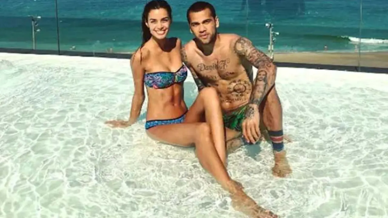 Joana Sanz y Dani Alves. / @danid2ois