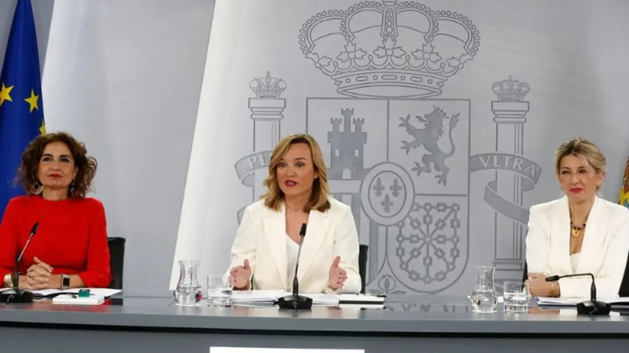 Mar&iacute;a Jes&uacute;s Montero, vicepresidenta primera y ministra de Hacienda; Pilar Alegr&iacute;a, ministra de Eduaci&oacute;n y portavoz del Gobierno; y Yolanda D&iacute;az, vicepresidenta segunda y ministra de Trabajo. / La Moncloa.