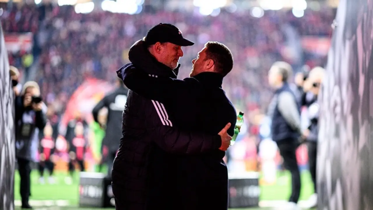 Tuchel, t&eacute;cnico del Bayern se saluda con Xabi Alonso, t&eacute;cnico del Bayer Leverkusen. /  @bayer04_es