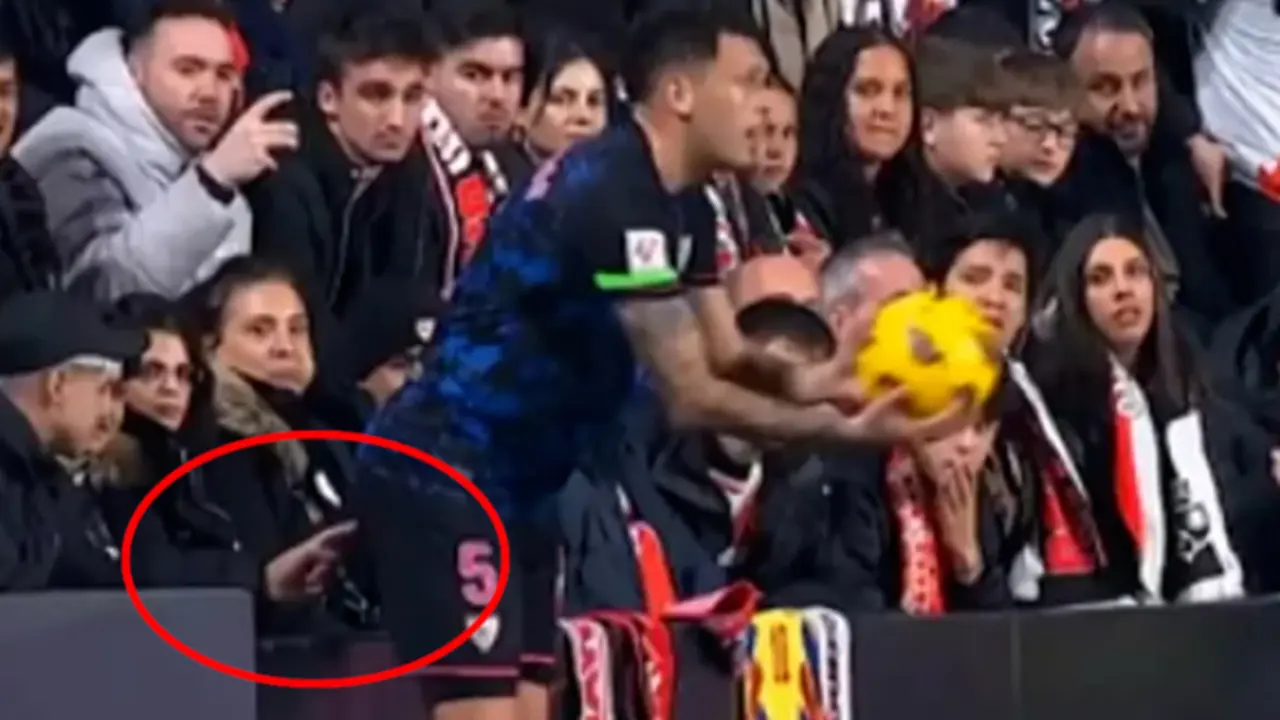 El gesto obsceno a un jugador del Sevilla. / RR SS
