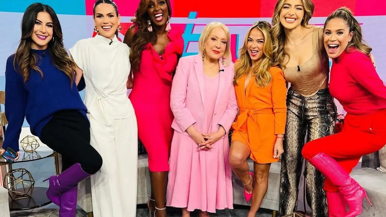 Nancy &Aacute;lvarez junto a otras estrellas del talk show de Univisi&oacute;n. / Mundiario