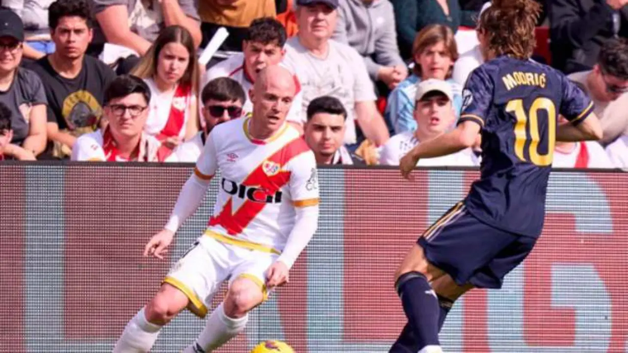 Isi en una jugada del segundo tiempo ante Luka Modric. / @rayovallecano