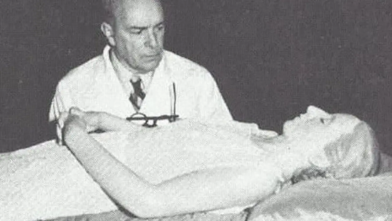 Dr. Pedro Ara, encargado de embalsamar el cuerpo de Eva Per&oacute;n. / RR SS.