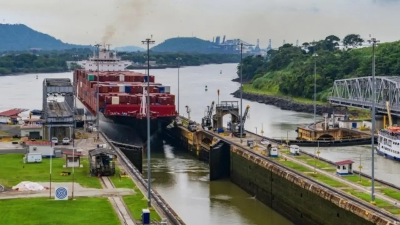 Un buque en el Canal de Panam&aacute;. / RR SS.