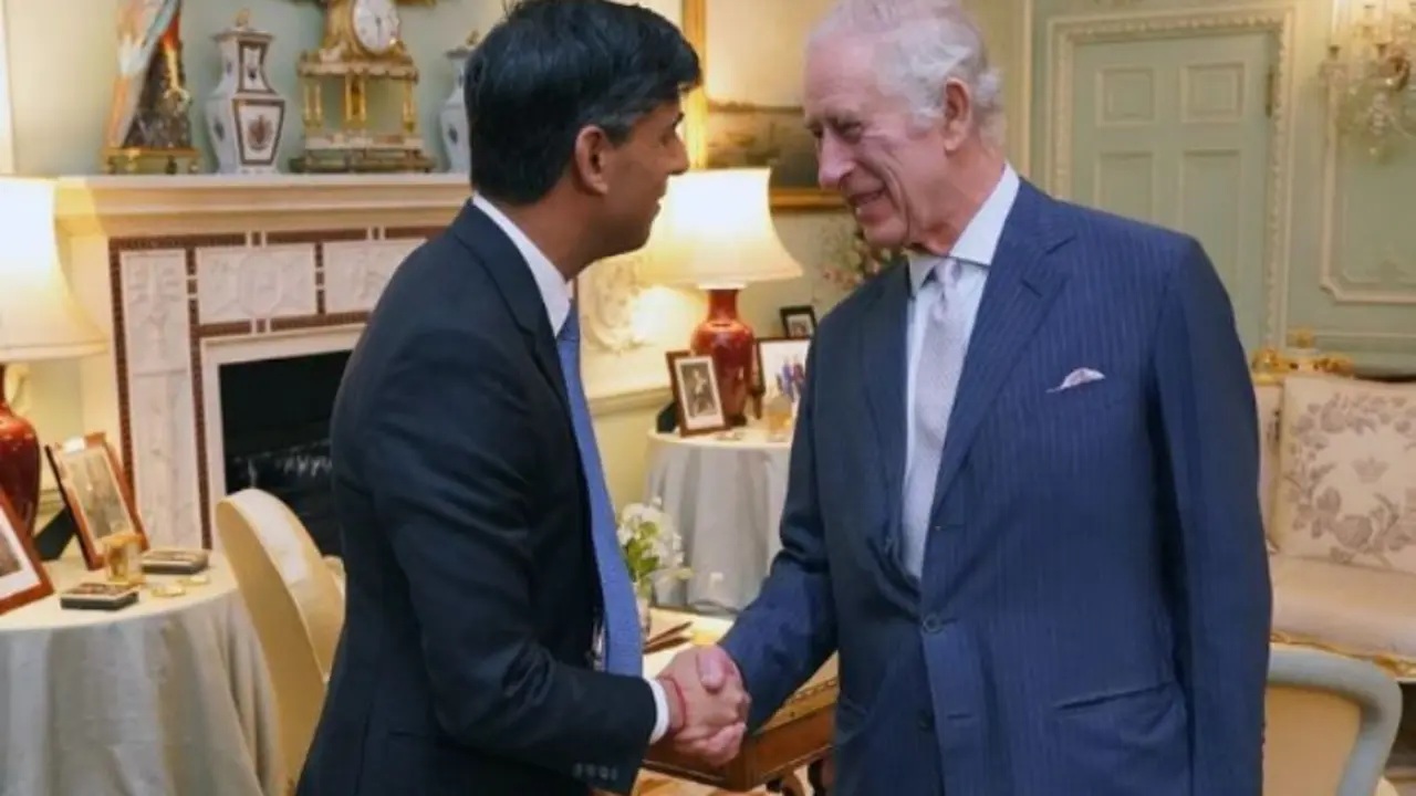 Rishi Sunak, primer ministro del Reino Unido; junto al rey Carlos III. / @theroyalfamily.