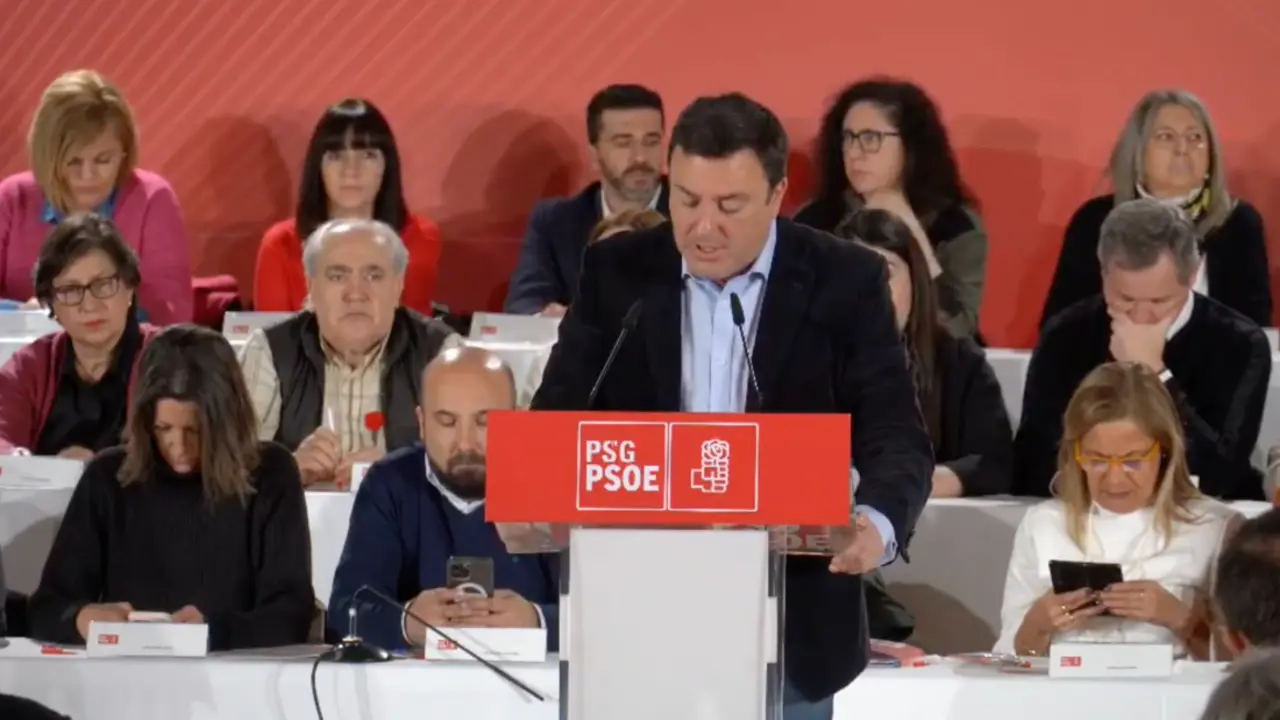 Formoso habla rodeado de su ejecutiva. / Mundiario