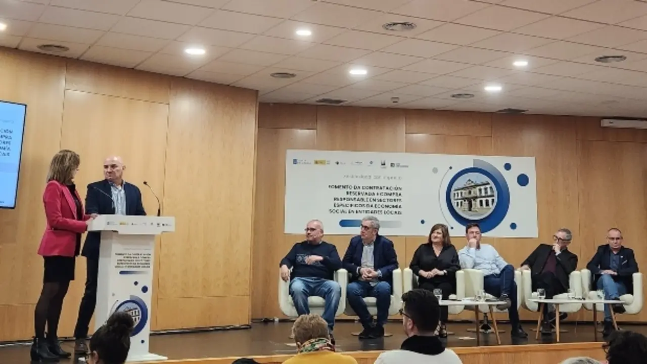 En primer plano, Isabel Fraga, presidenta de Aeiga, y Herminio Mart&iacute;nez, presidente de Cegasal (1)