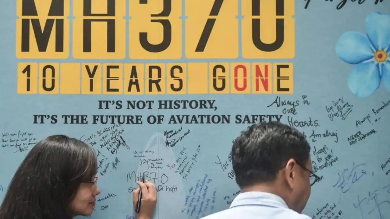 Mural en el acto del vuelo MH370 desaparecido en Malasia. / RR.SS,