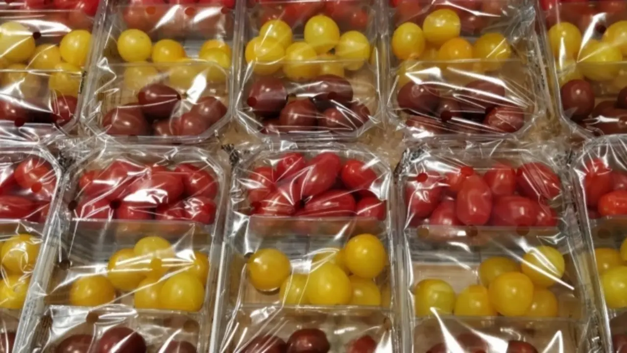 Frutas envueltas en pl&aacute;sticos. / Greenpeace.