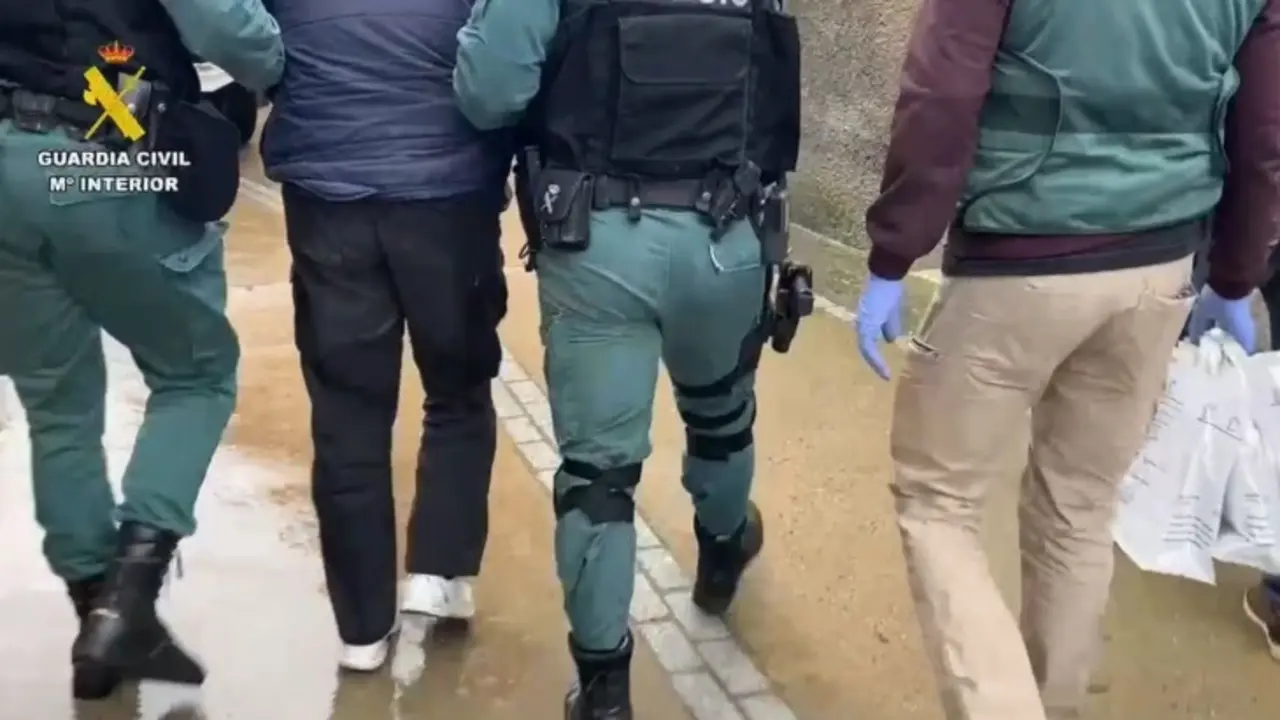 La Guardia Civil detiene al alguacil de Hinojal tras la desaparici&oacute;n de un vecino de la localidad. / Guardia Civil