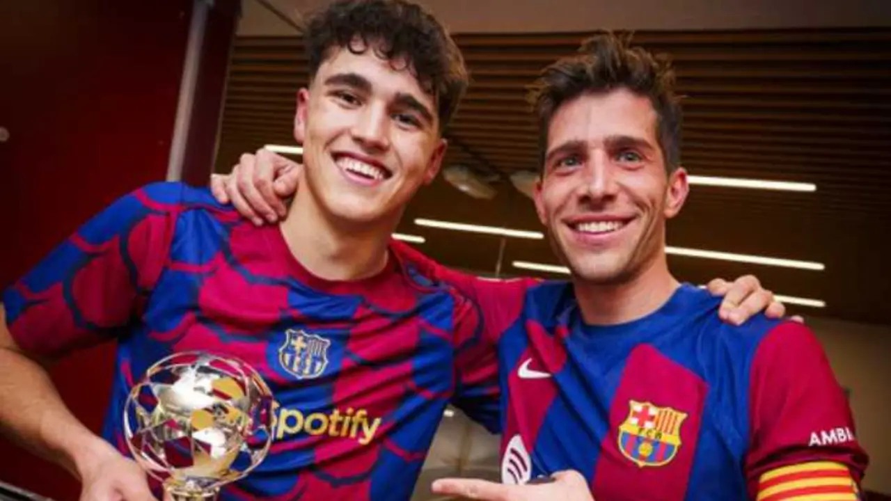 Cubars&iacute; junto a Sergi Roberto, exhibiendo el trofeo como jugador m&aacute;s valioso del partido ante el Napoli. / @fcbarcelona
