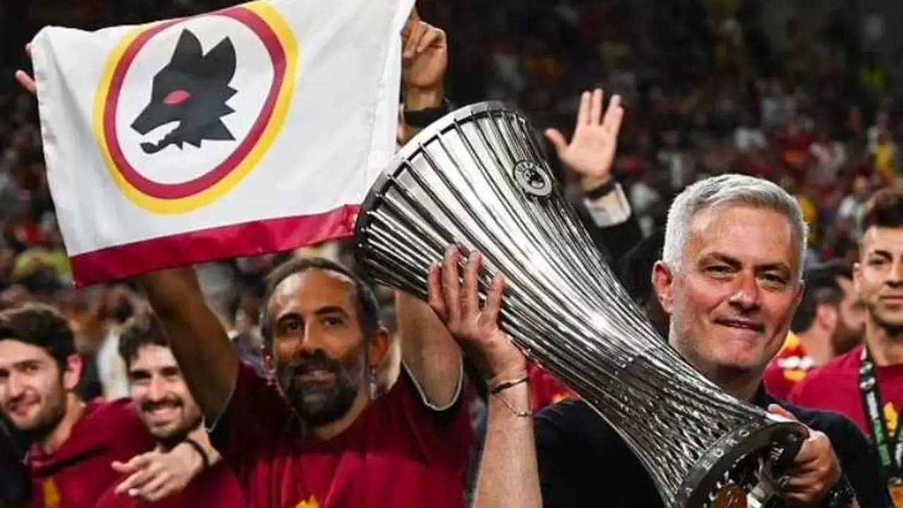 Jos&eacute; Mourinho, levantando el t&iacute;tulo de la Conference League con la Roma. / @josemourinhotv